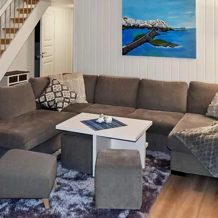Holiday Home Lyngstad Feriehus